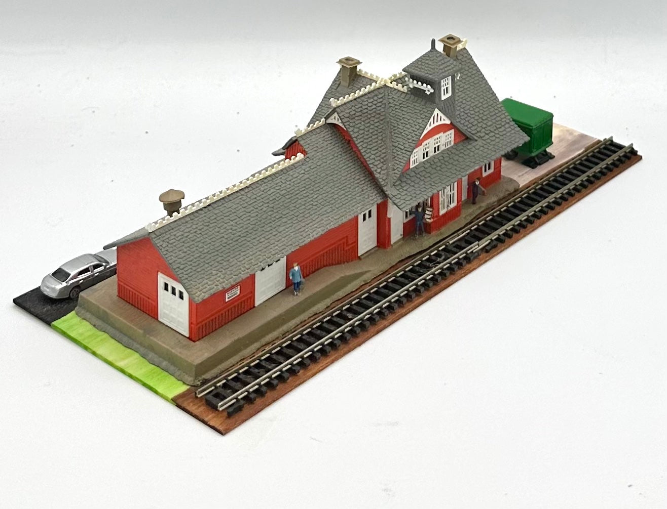 Model Power 1501 N Scale Custom 3-Story Red Erie R.R, Station Diorama