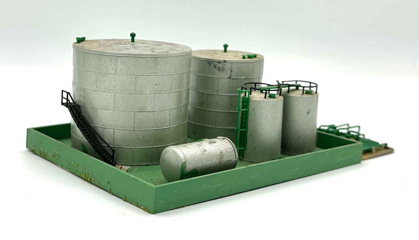 Kibri Z Scale 36372 Weathered Oil and Gas Storage Tanks Fully assembled Rare Item