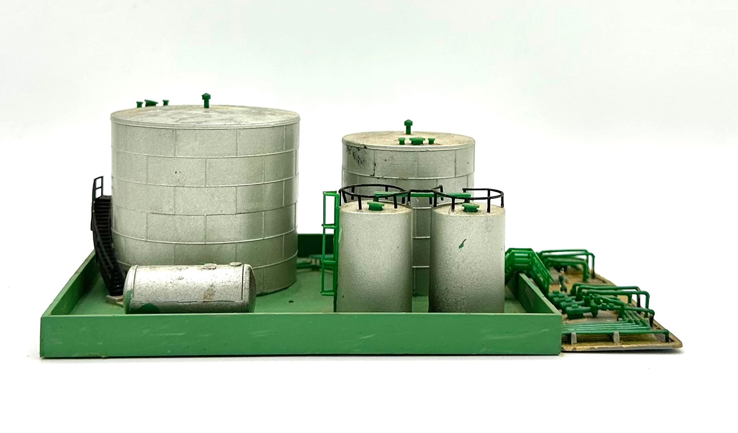 Kibri Z Scale 36372 Weathered Oil and Gas Storage Tanks Fully assembled Rare Item