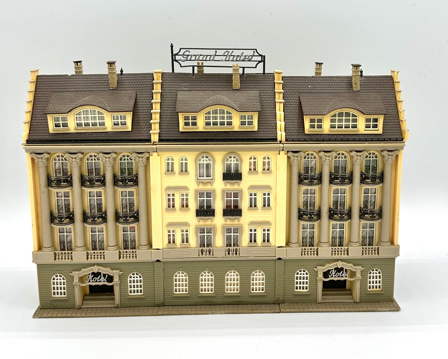 Vollmer N Scale 24376 5-Story Grand Hotel Building