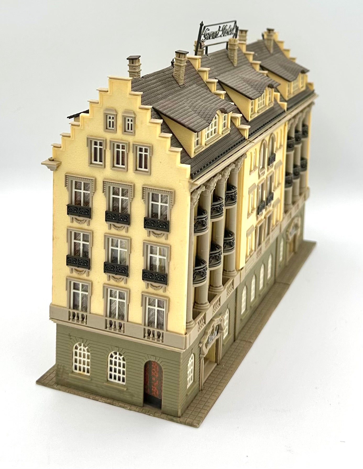 Vollmer N Scale 24376 5-Story Grand Hotel Building