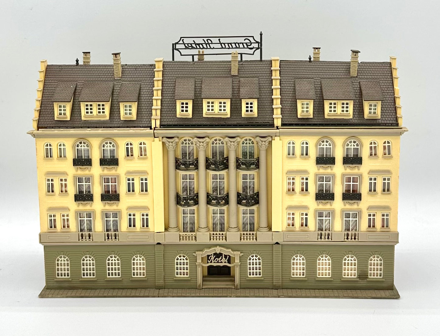 Vollmer N Scale 24376 5-Story Grand Hotel Building