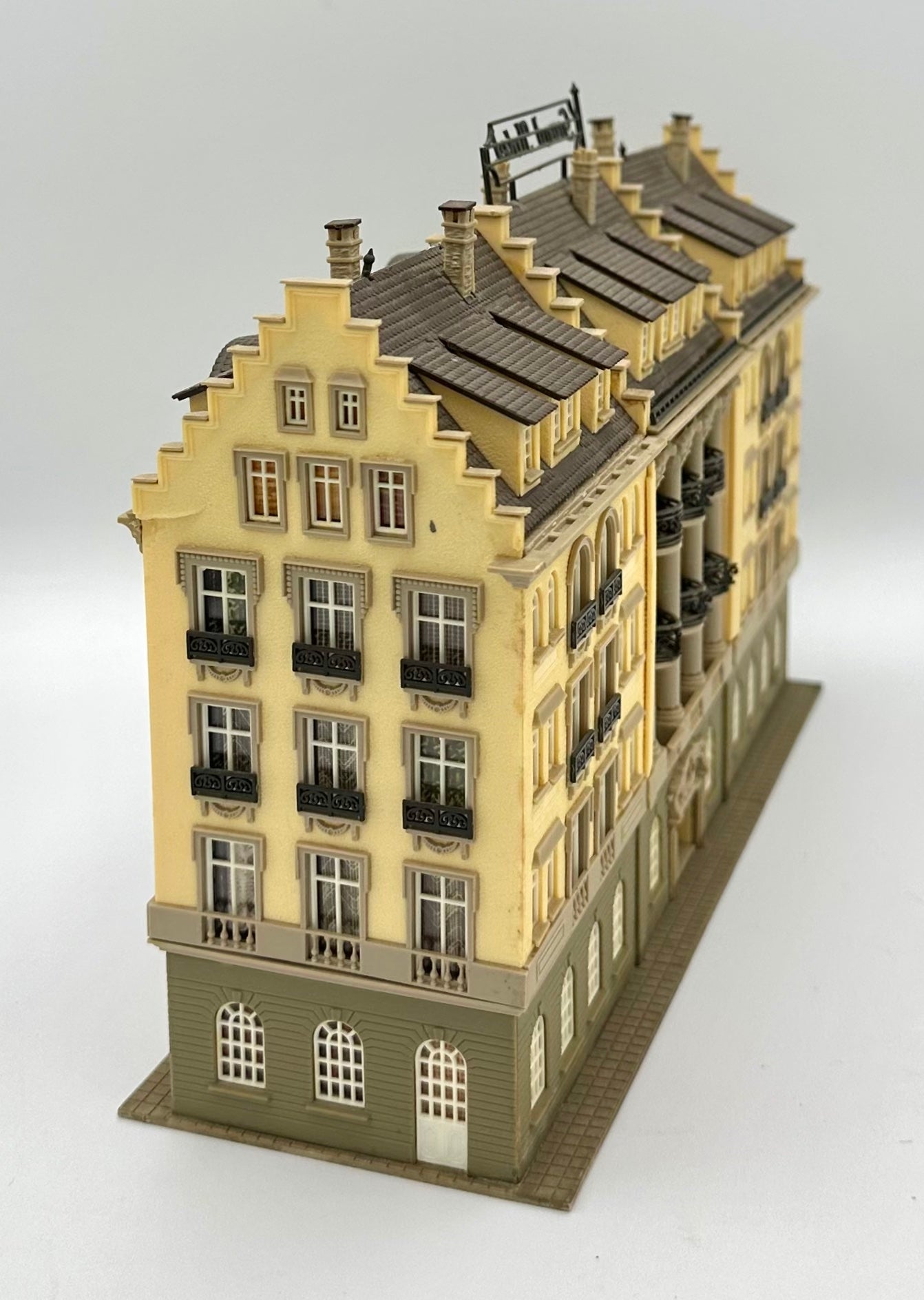 Vollmer N Scale 24376 5-Story Grand Hotel Building