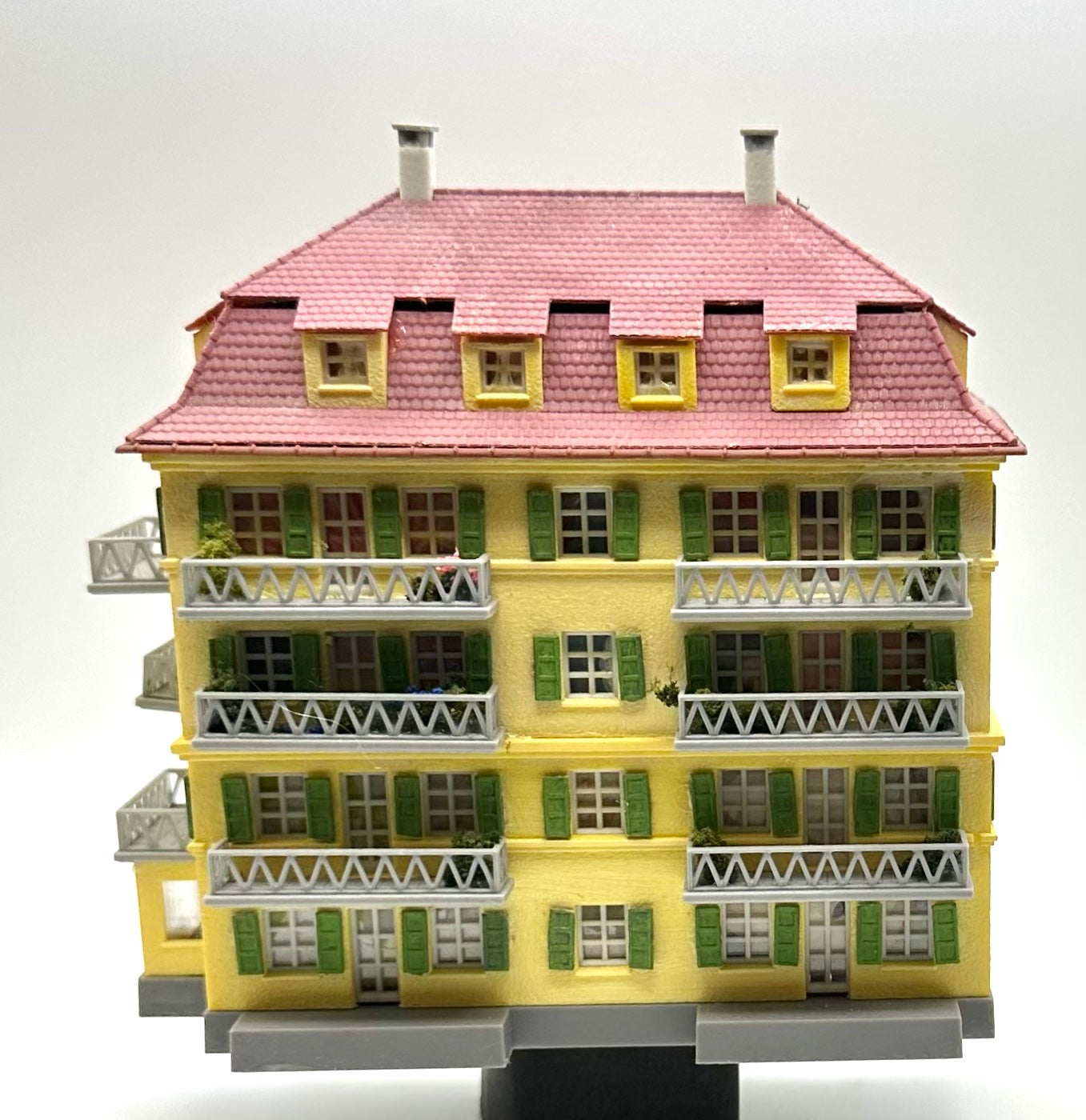 Kibri  N Scale 37165  Apartment House with Balcony Building Kit