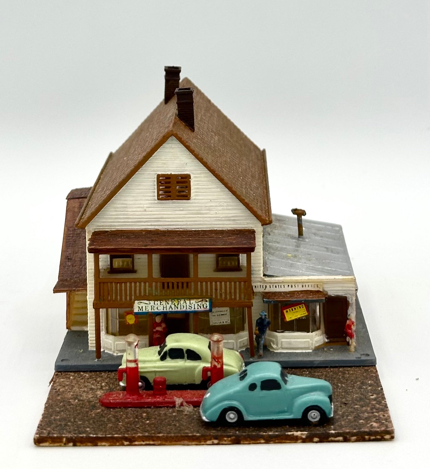 N Scale Old Style Gas Station/General Merchandising Fully Assembled Lighted Diorama