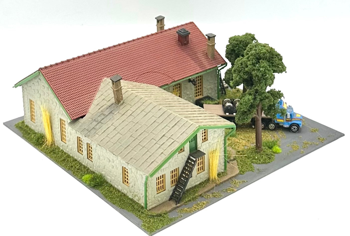 Model Power N Scale Custom Trackside Maintenance Shed  & Yard + 2 Dummy Locomotives Diorama