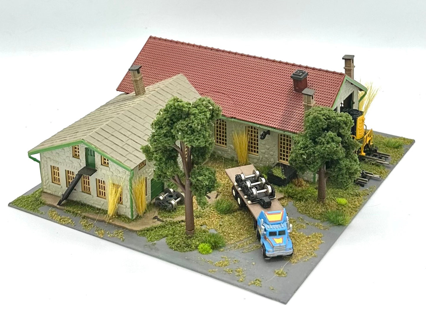 Model Power N Scale Custom Trackside Maintenance Shed  & Yard + 2 Dummy Locomotives Diorama