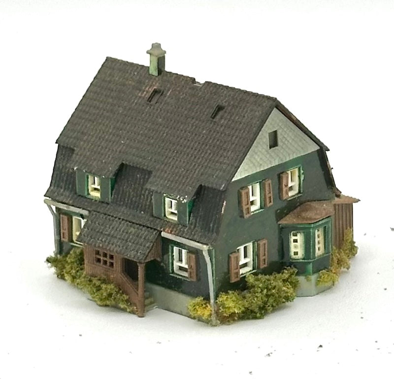 Kibri Z Scale 2-Story Town House Custom Painted/Weathered Fully Assembled Lighted