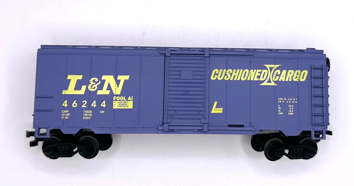 LifeLike HO Scale 21913 Louisville & Nashville 40'  Rivet sided Boxcar.