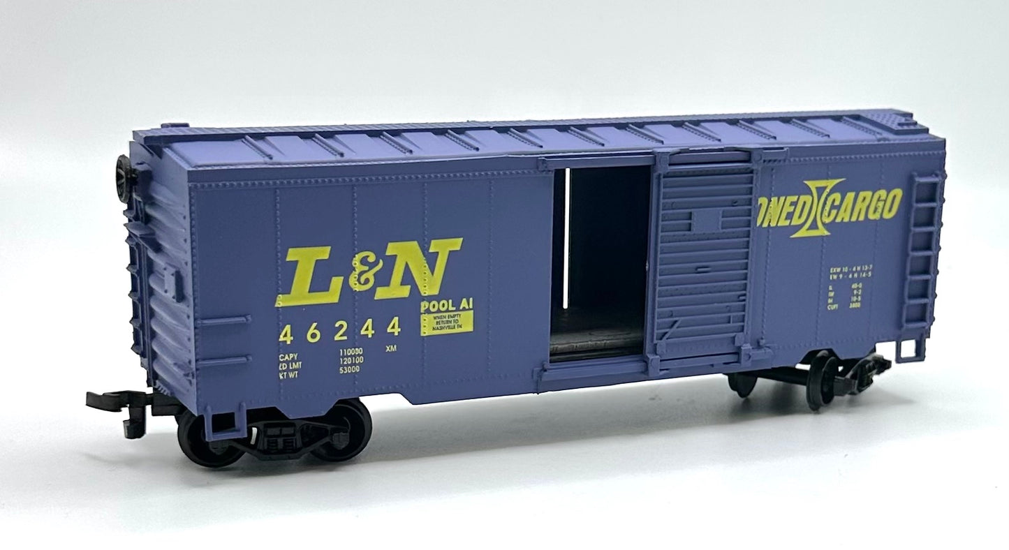 LifeLike HO Scale 21913 Louisville & Nashville 40'  Rivet sided Boxcar.