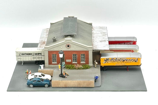 Pola N Scale Custom Weathered  Warehouse Fully Assembled Lighted Street Lamp Diorama