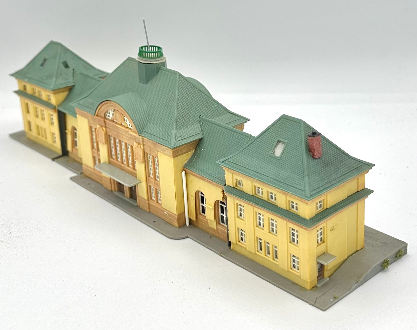 Kibri Z Scale B-6700 Nauenheim Railway Station, Fully Assembled Lighted