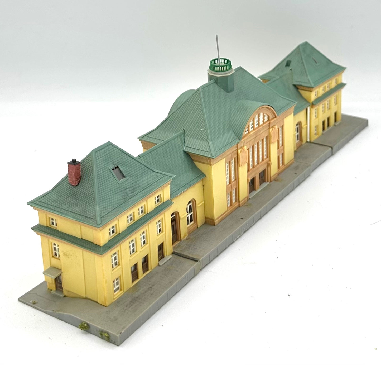 Kibri Z Scale B-6700 Nauenheim Railway Station, Fully Assembled Lighted