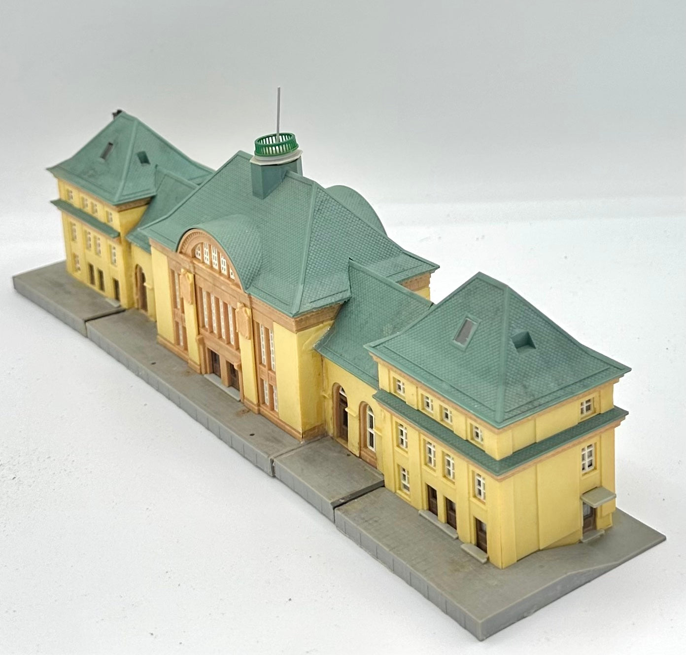 Kibri Z Scale B-6700 Nauenheim Railway Station, Fully Assembled Lighted