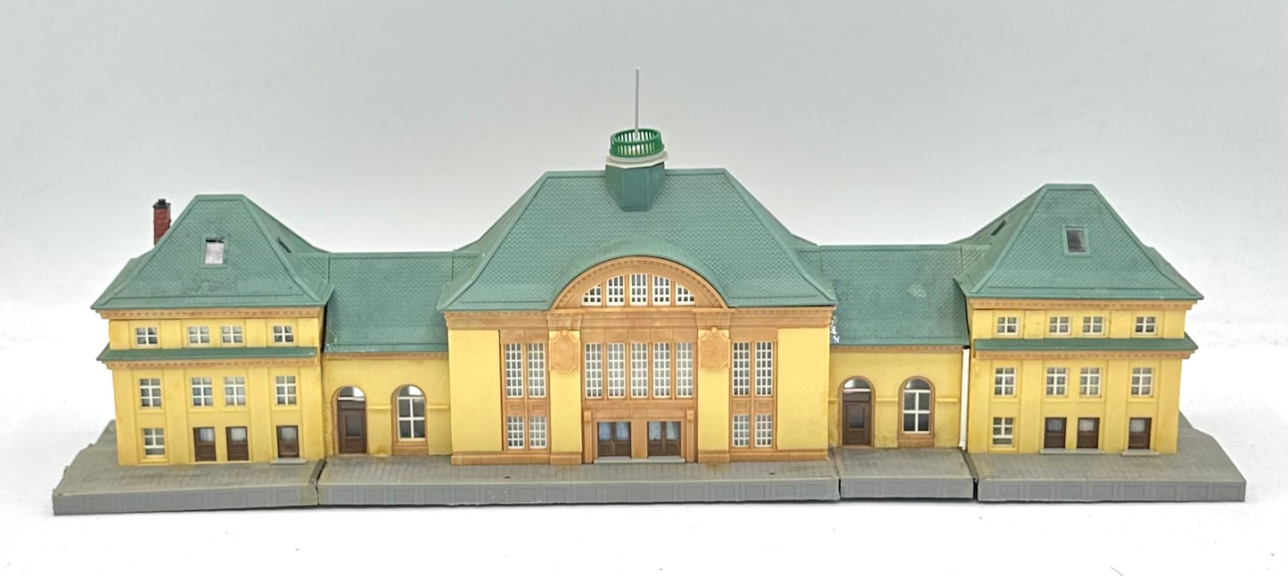 Kibri Z Scale B-6700 Nauenheim Railway Station, Fully Assembled Lighted