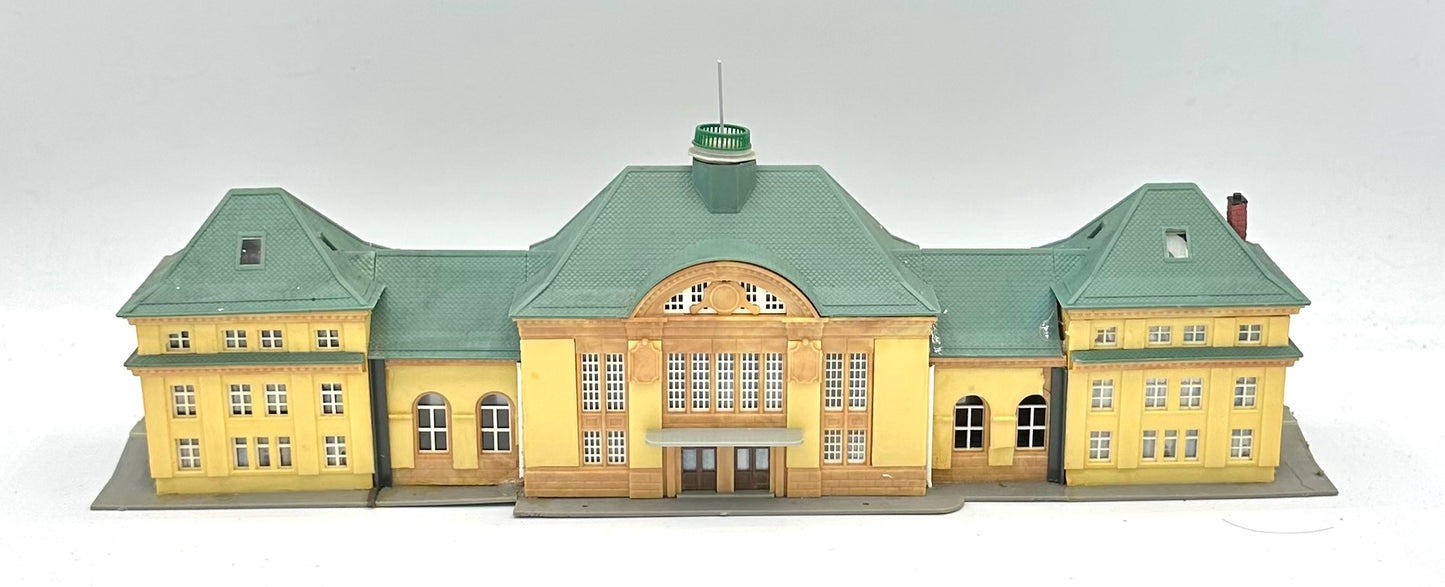 Kibri Z Scale B-6700 Nauenheim Railway Station, Fully Assembled Lighted