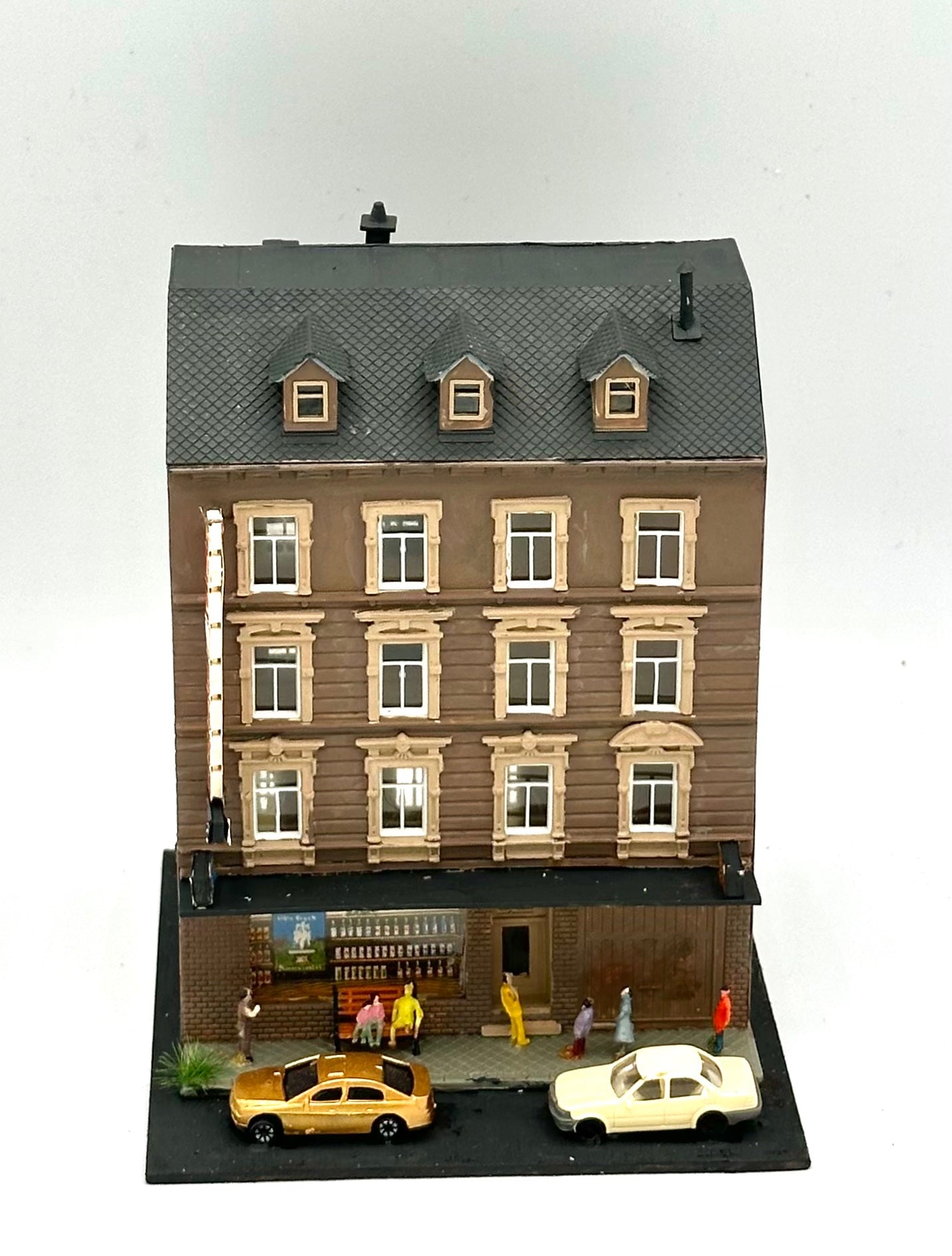 Pola N Scale Custom Painted 5-Story Apartment Building/Als Deli, New Diorama