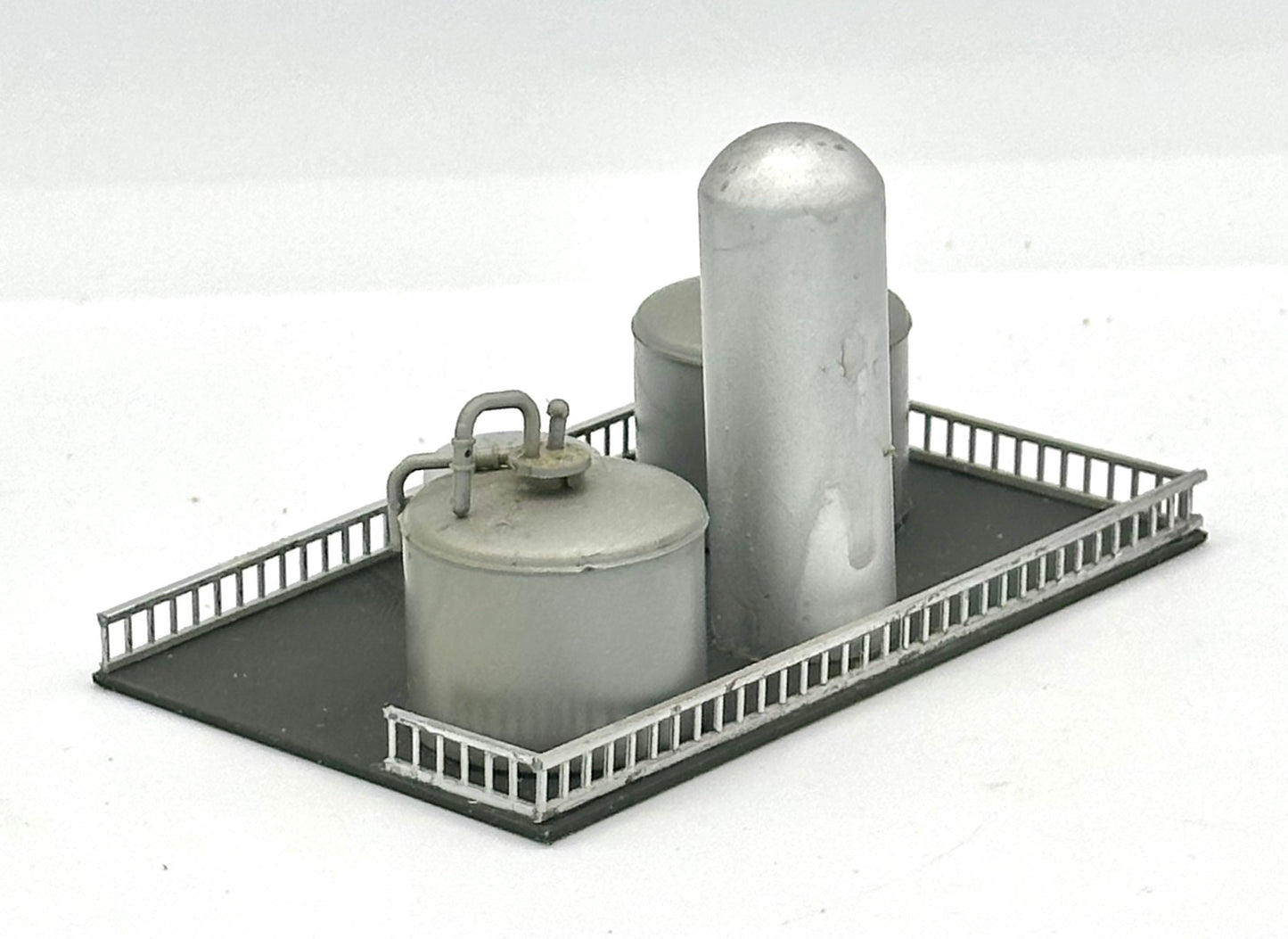 Kibri Z Scale Custom Painted Oil/Gas Storage Tanks Fully Assembled Rare Item