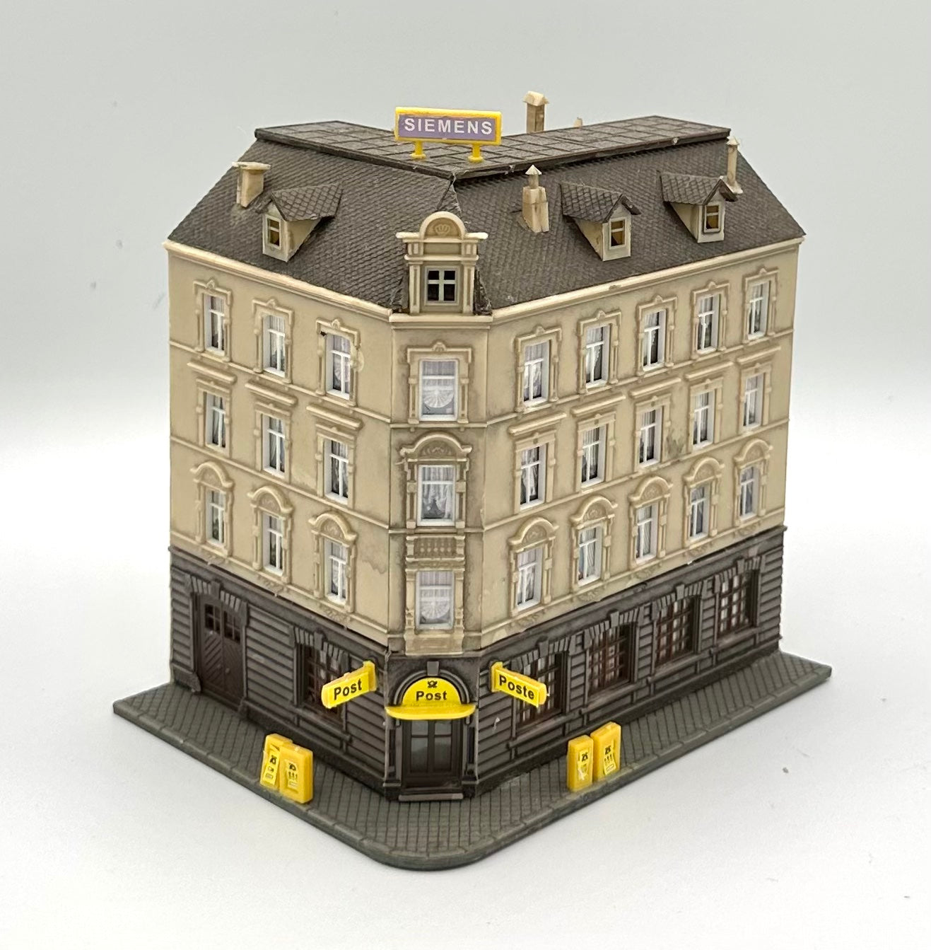 Pola N Scale Weathered Custom 5-Story Apartment Building/Post Office