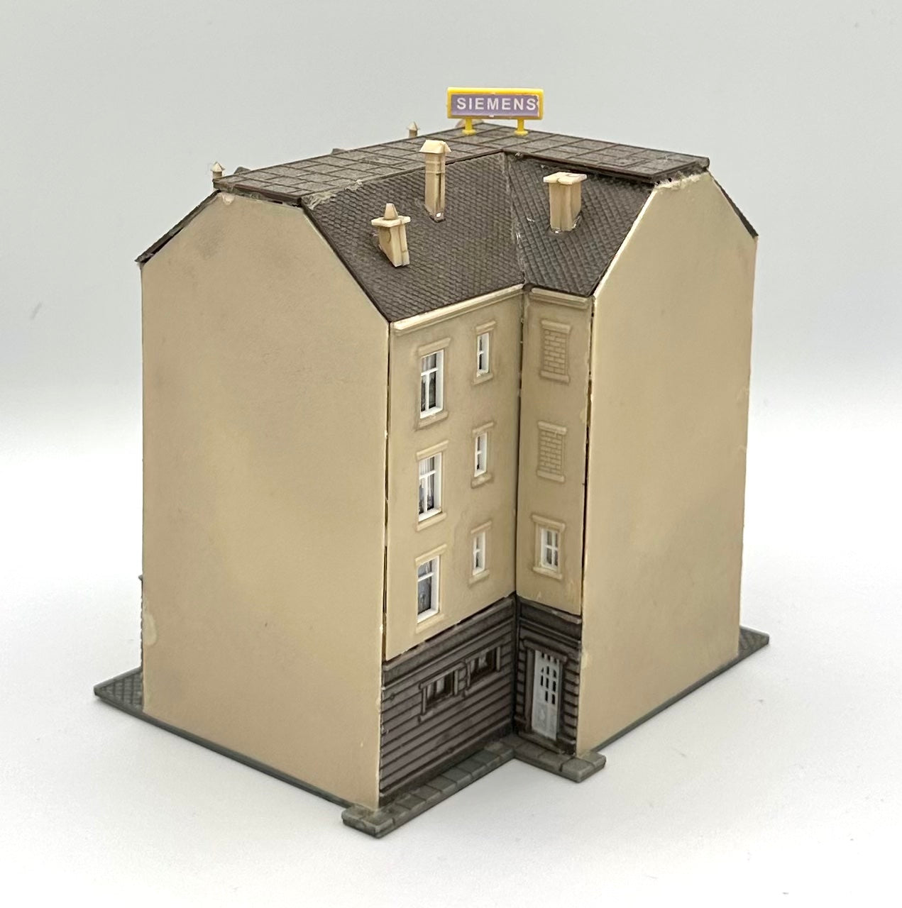 Pola N Scale Weathered Custom 5-Story Apartment Building/Post Office