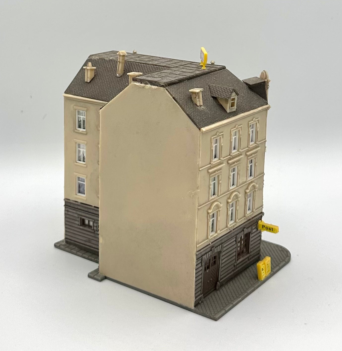 Pola N Scale Weathered Custom 5-Story Apartment Building/Post Office