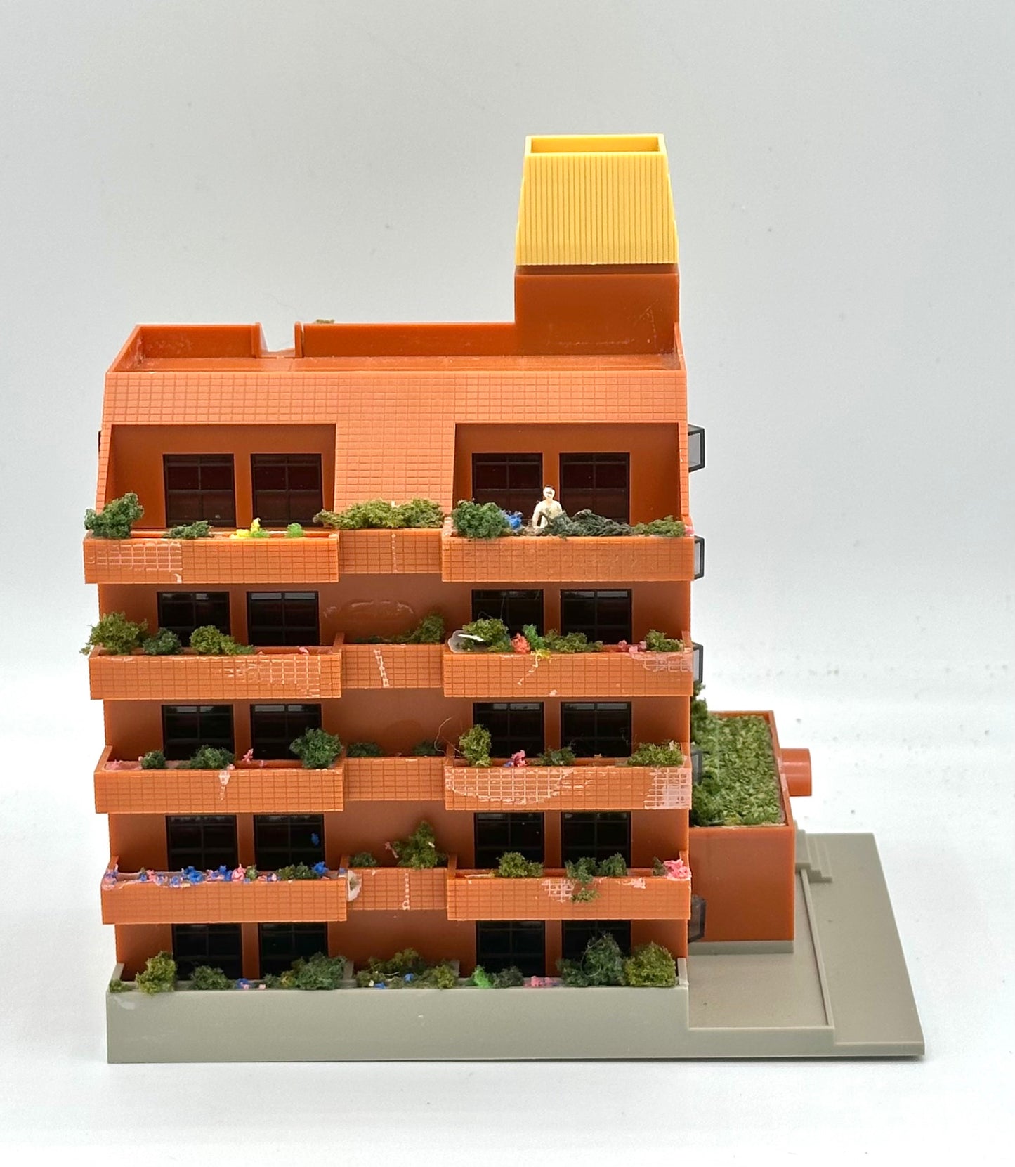 Tomix N Scale 5-Story Modern Apartment  Block with Balconies
