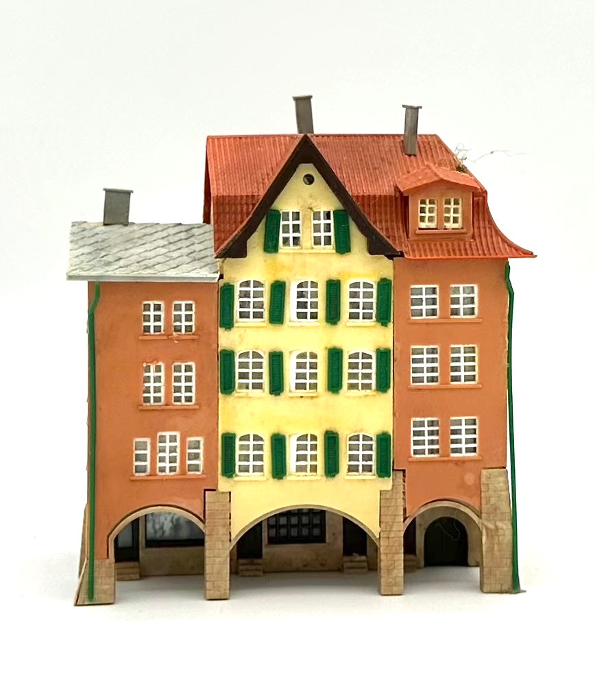 Kibri Z Scale 5-Story Custom Painted/Weathered Town House Fully Assembled