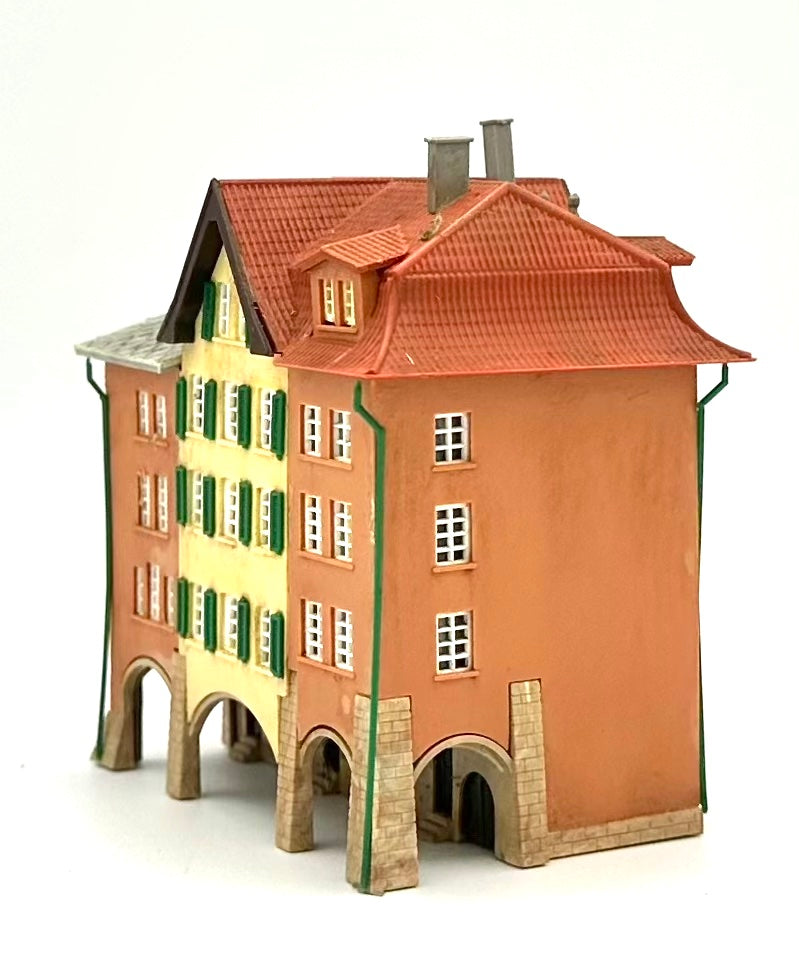 Kibri Z Scale 5-Story Custom Painted/Weathered Town House Fully Assembled