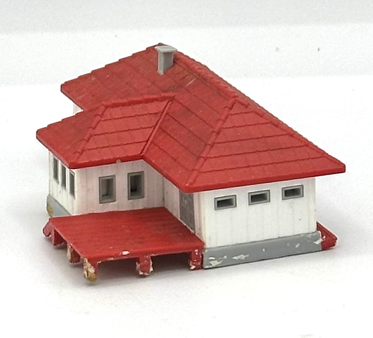 Marklin Z Scale 8962 Weathered Train Station Building  Fully Assembled