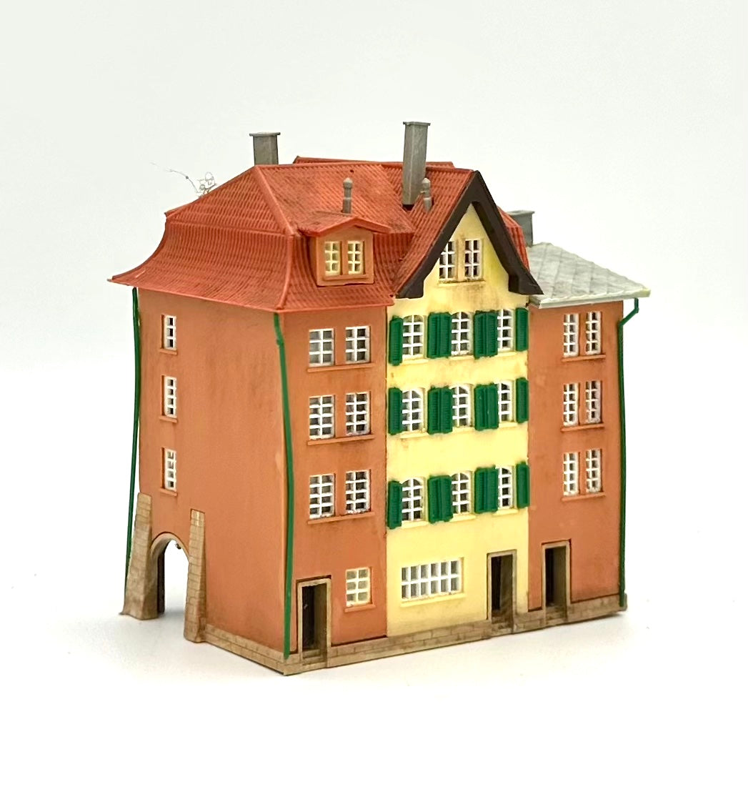 Kibri Z Scale 5-Story Custom Painted/Weathered Town House Fully Assembled