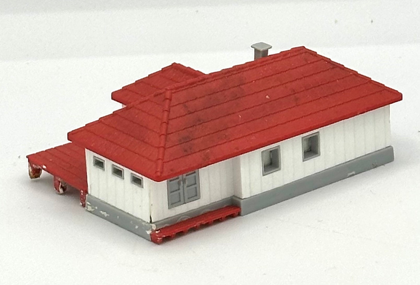 Marklin Z Scale 8962 Weathered Train Station Building  Fully Assembled