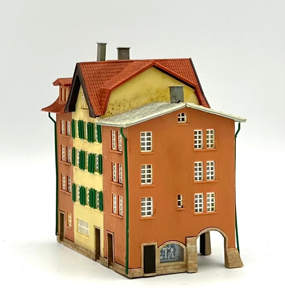 Kibri Z Scale 5-Story Custom Painted/Weathered Town House Fully Assembled