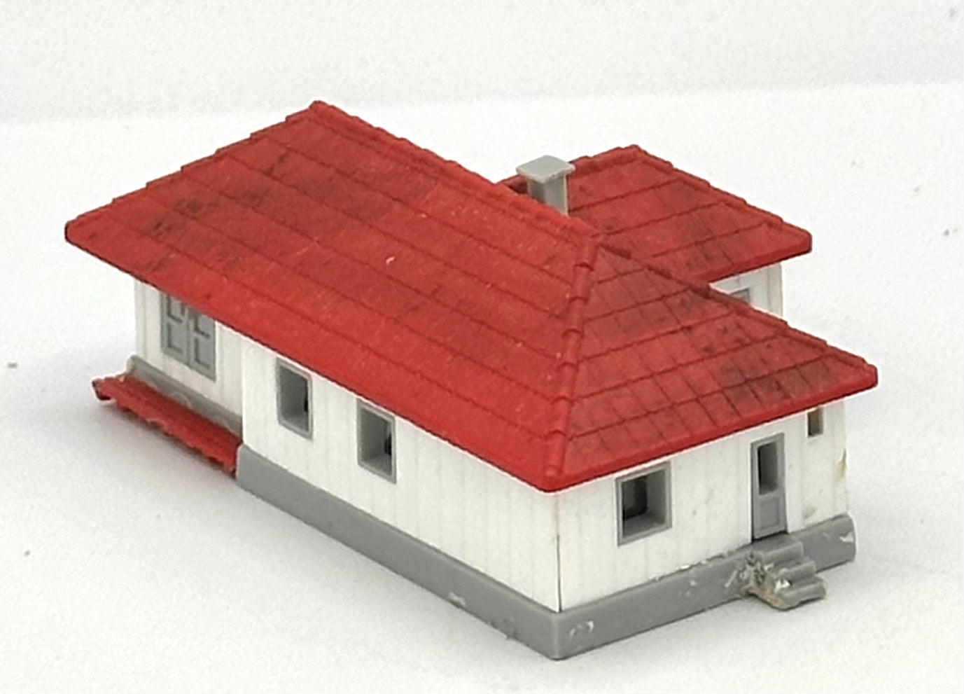 Marklin Z Scale 8962 Weathered Train Station Building  Fully Assembled