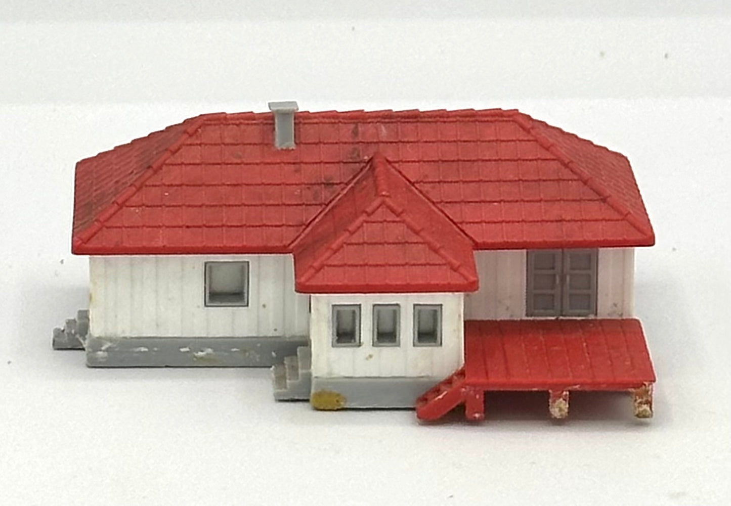 Marklin Z Scale 8962 Weathered Train Station Building  Fully Assembled