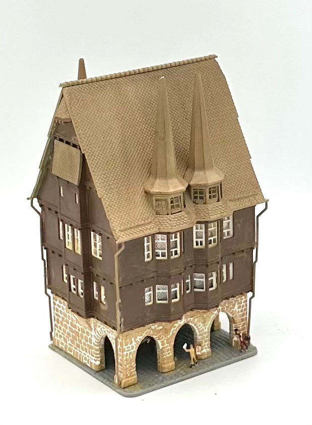 Kibri Z Scale 36403 Weathered Alsfeld City Hall Fully Assembled Street Figures