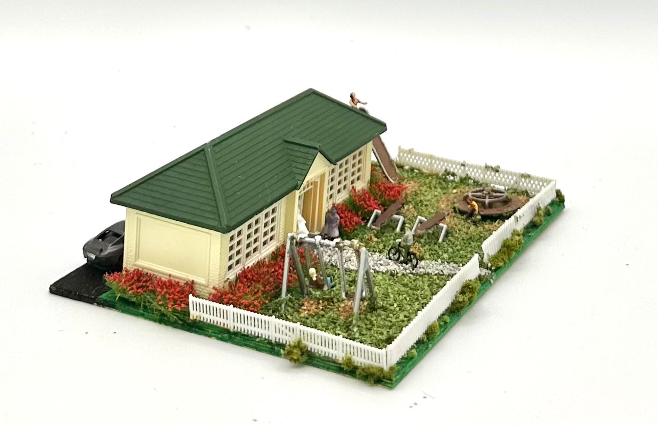 Bachmann N Scale Cream School House/Playground  Diorama