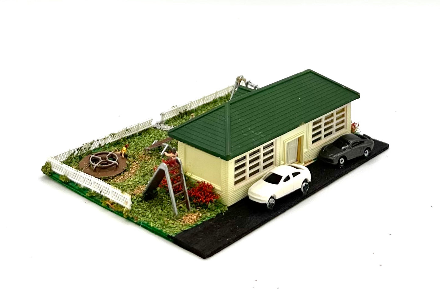 Bachmann N Scale Cream School House/Playground  Diorama