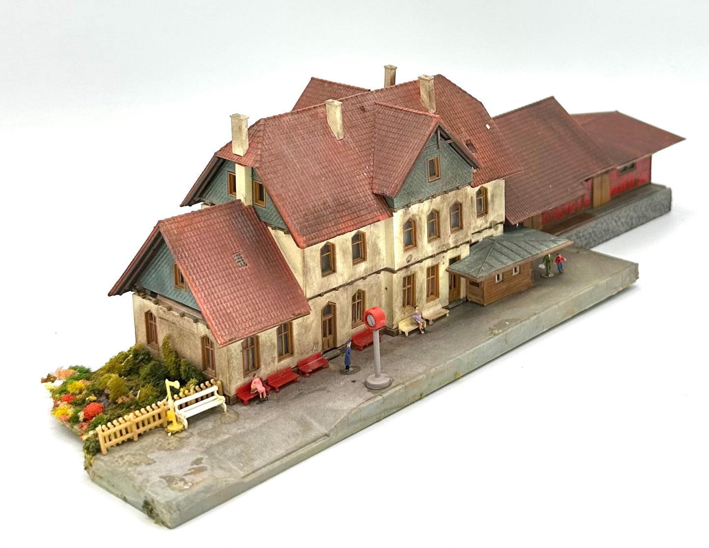 Kibri Z Scale 6702 Weathered Rodach/Coburg Station&nbsp; Fully Assembled Lighted + 7 Platform Figures