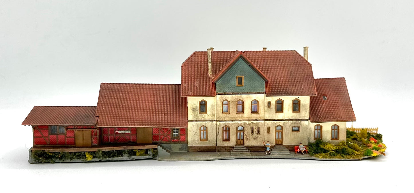 Kibri Z Scale 6702 Weathered Rodach/Coburg Station&nbsp; Fully Assembled Lighted + 7 Platform Figures