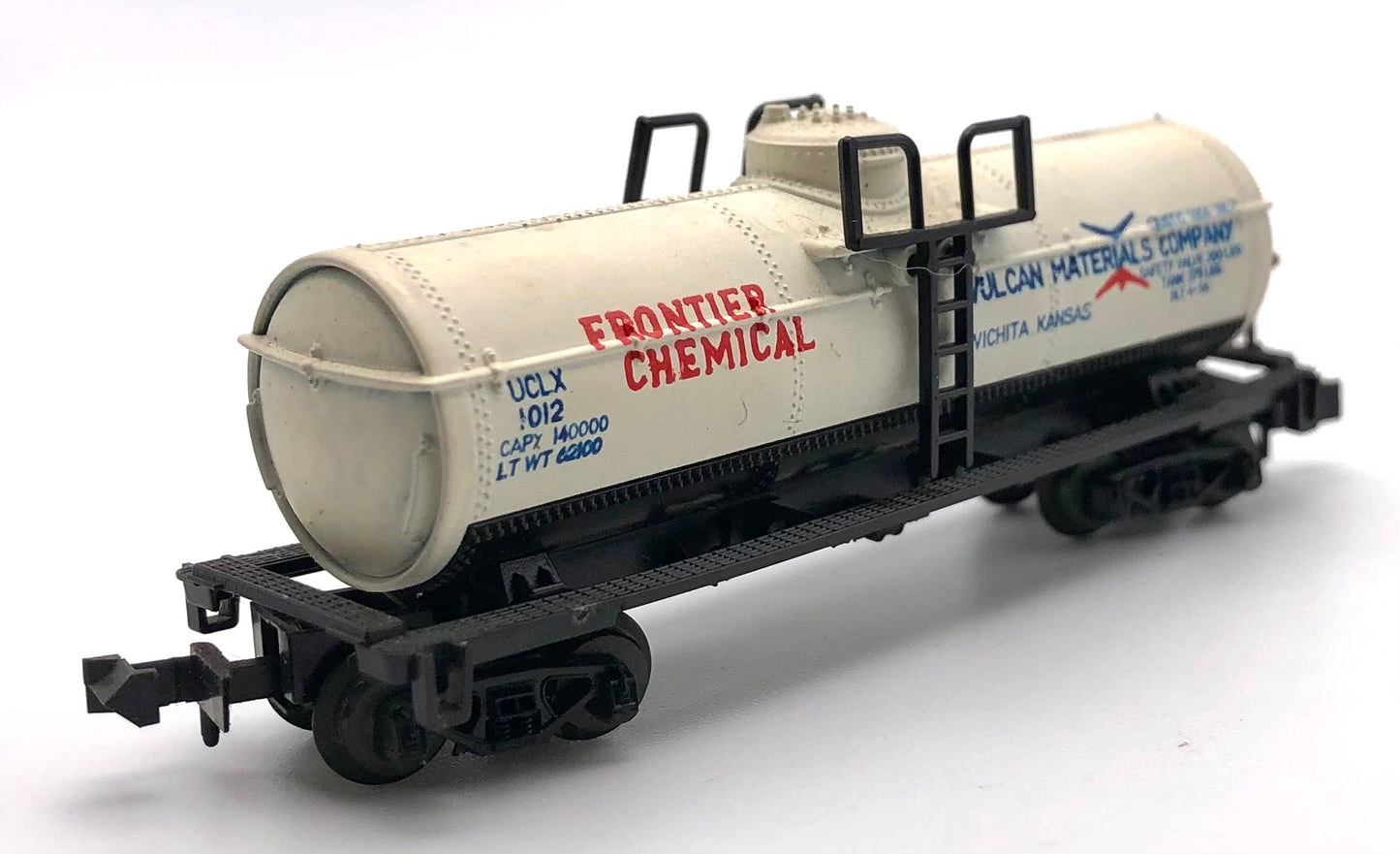 Atlas 2262 N Scale Frontier Chemicals Cylindrical Chemical Tank car UCLX 1012