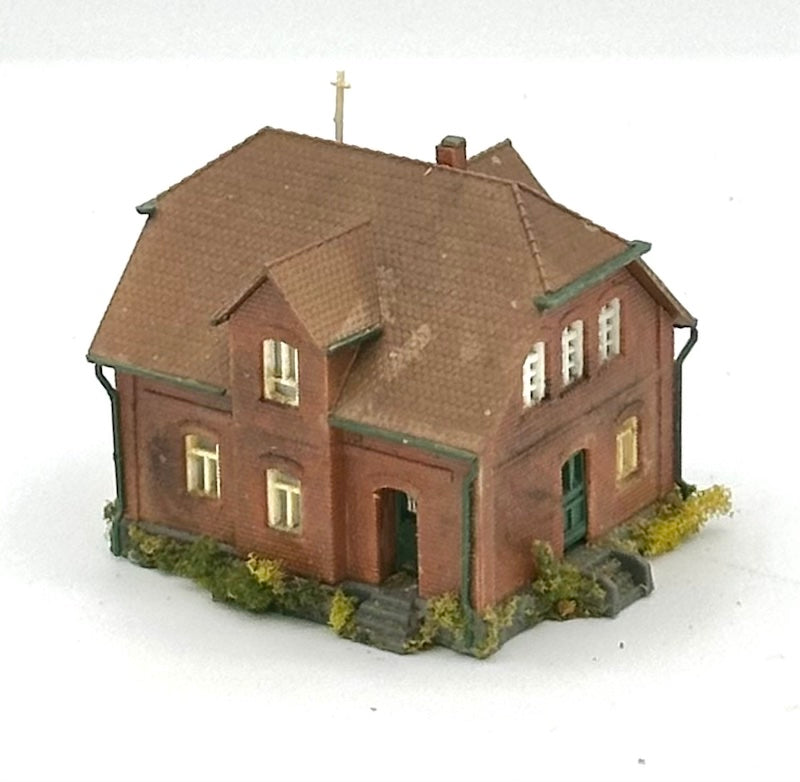 Kibri Z Scale 2-Story Custom Painted/Weathered Town House Lighted