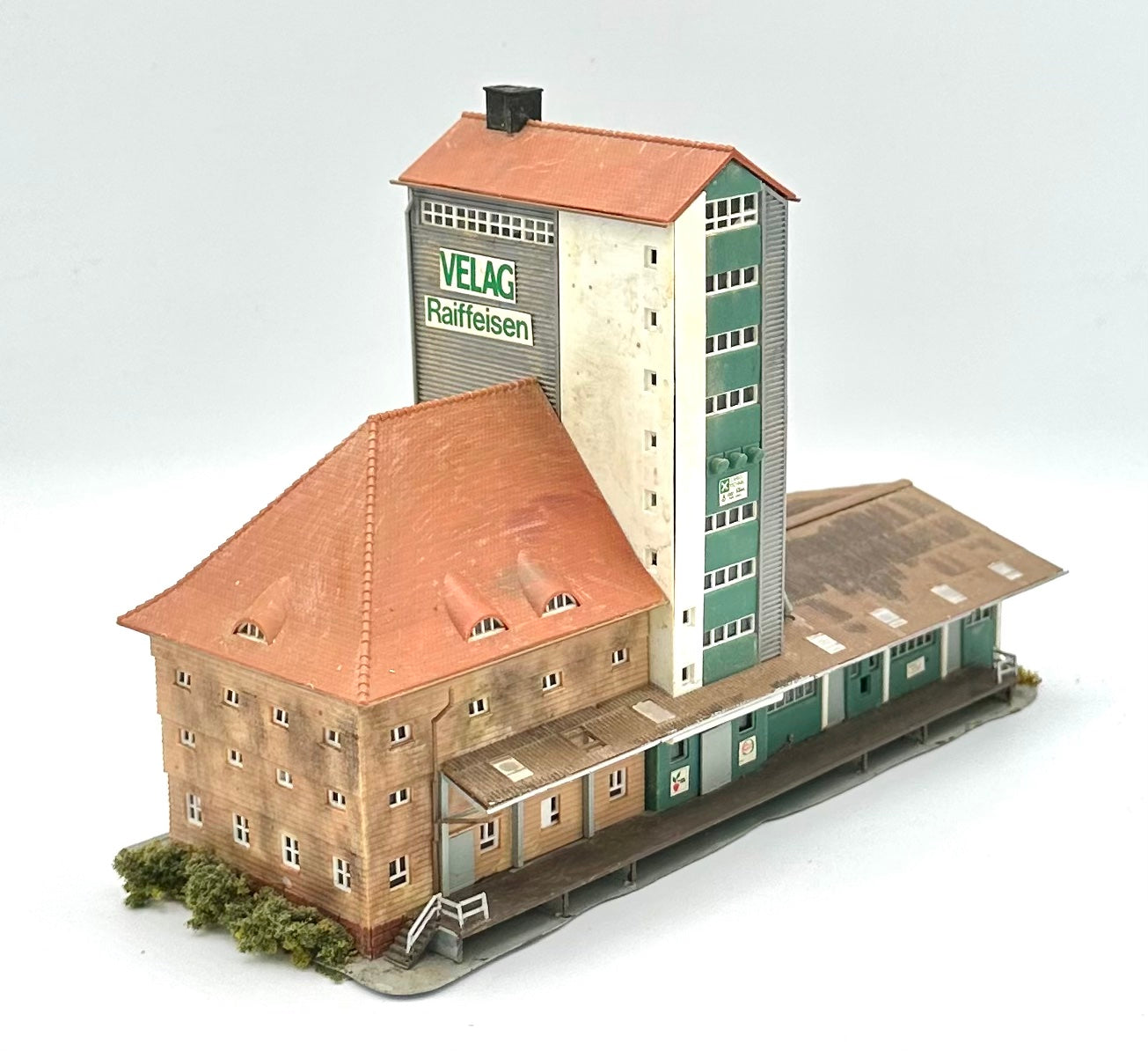 Kibri Z Scale Large Modern Weathered/Custom Painted Factory/Warehouse Building Fully Assembled Lighted