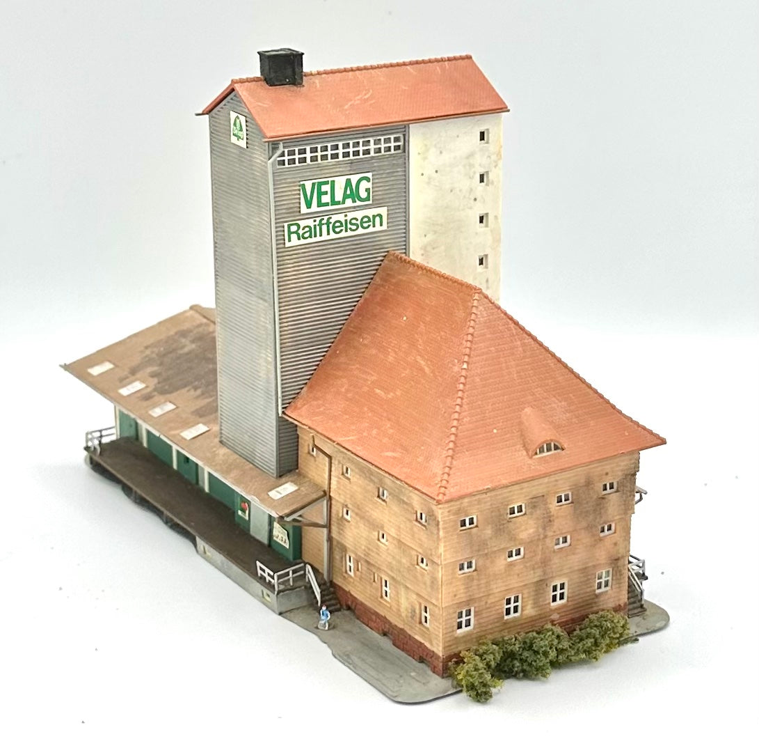 Kibri Z Scale Large Modern Weathered/Custom Painted Factory/Warehouse Building Fully Assembled Lighted