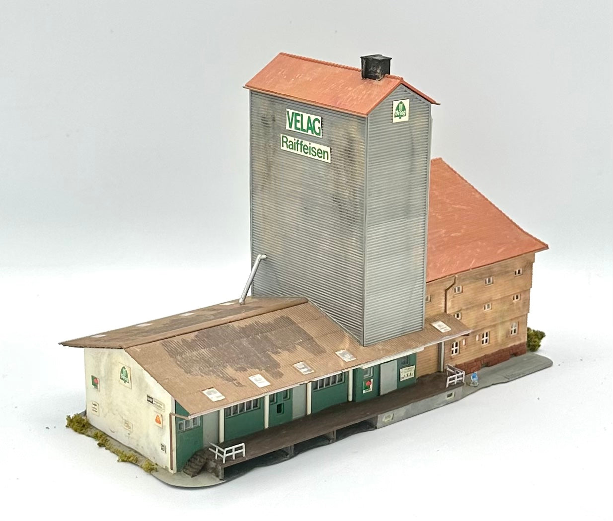 Kibri Z Scale Large Modern Weathered/Custom Painted Factory/Warehouse Building Fully Assembled Lighted