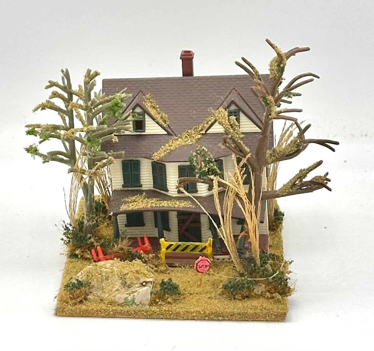 N Scale Custom Built Abandoned Derelict House Lighted Diorama.