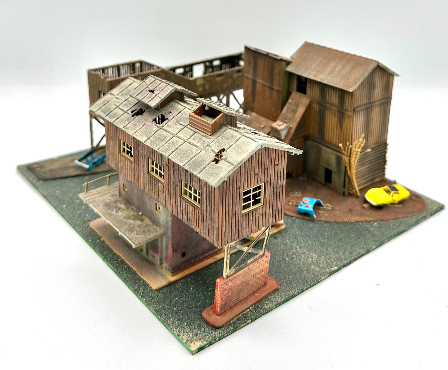 Model Power  N Scale Custom Weathered  Derelict Industrial Buildings Diorama