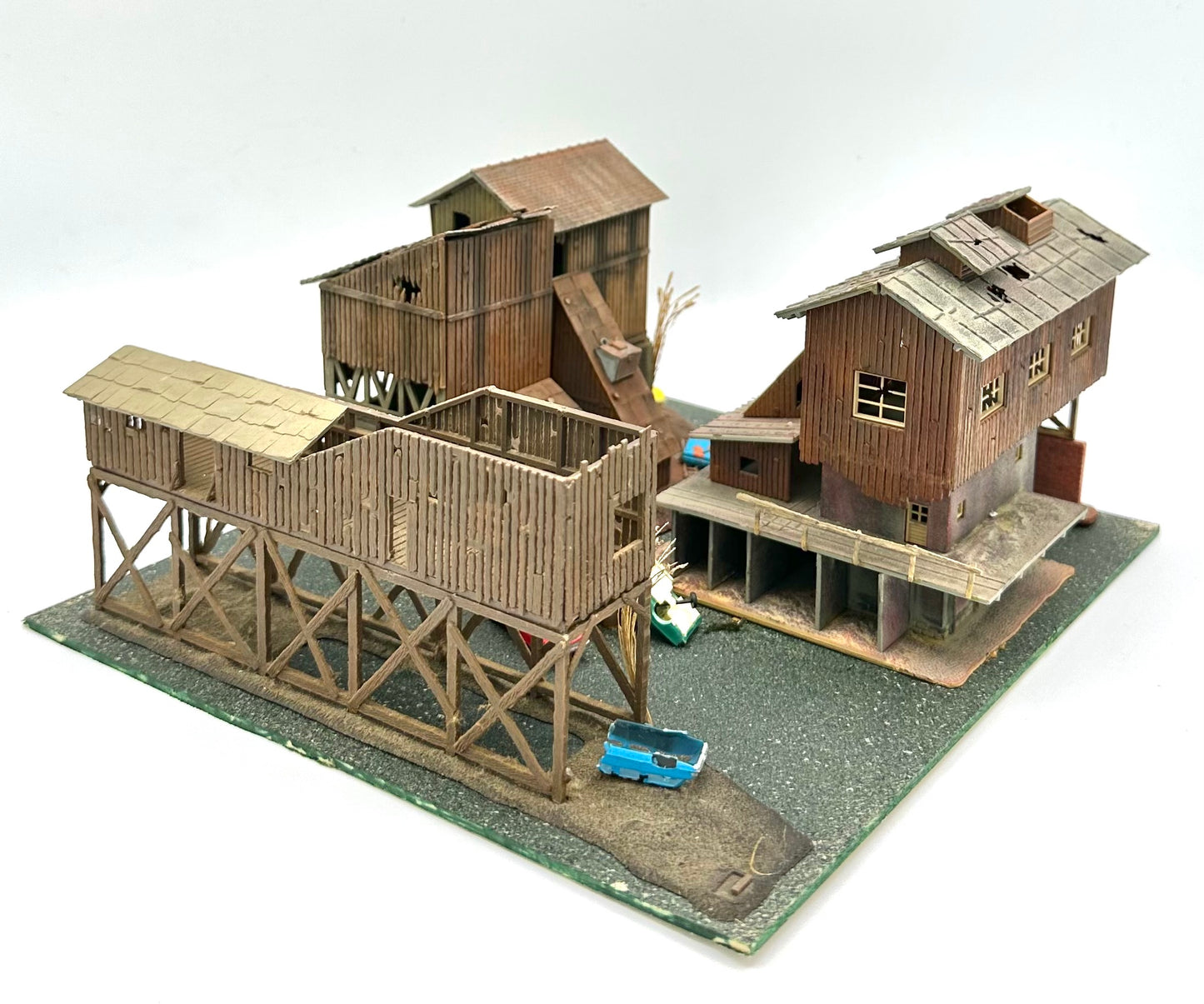 Model Power  N Scale Custom Weathered  Derelict Industrial Buildings Diorama