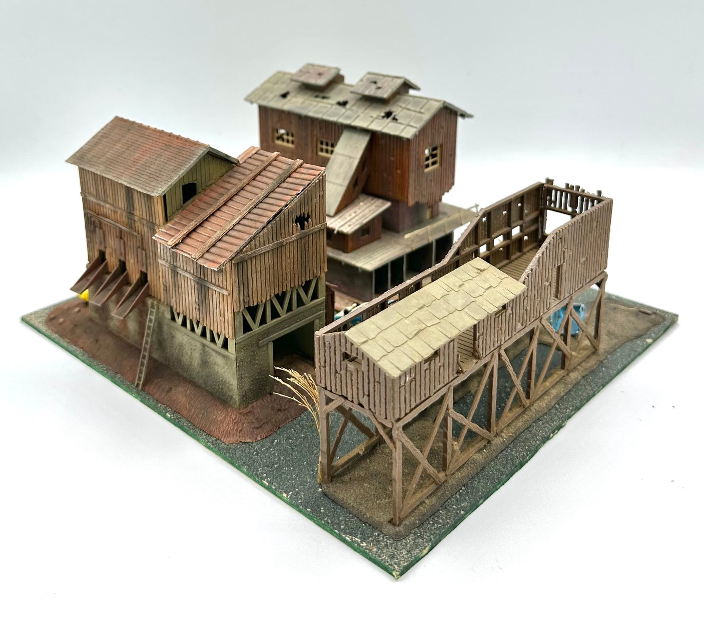 Model Power  N Scale Custom Weathered  Derelict Industrial Buildings Diorama