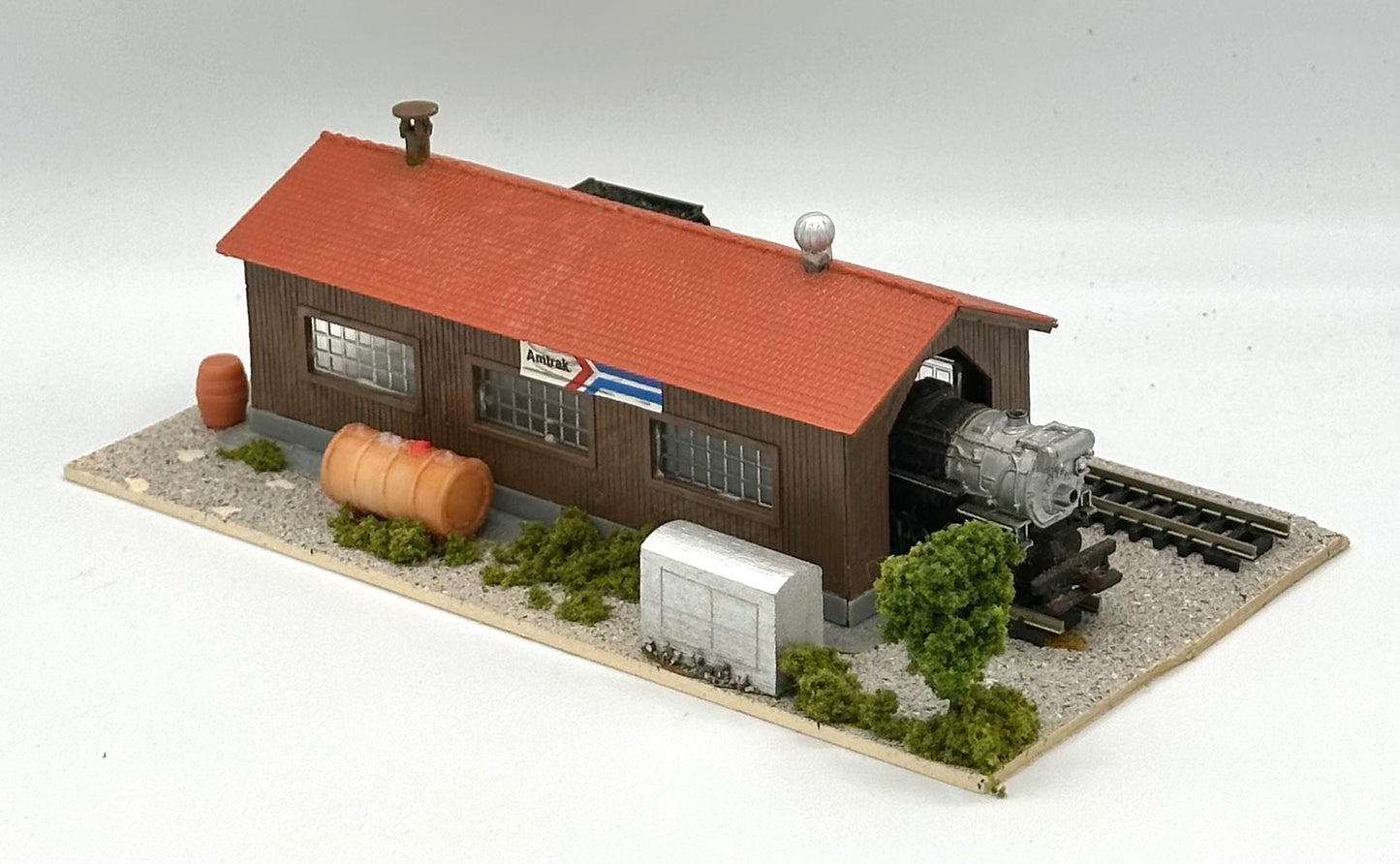 N Scale Custom Built Locomotive Maintenance Shed + Dummy Engine/Tender Diorama.